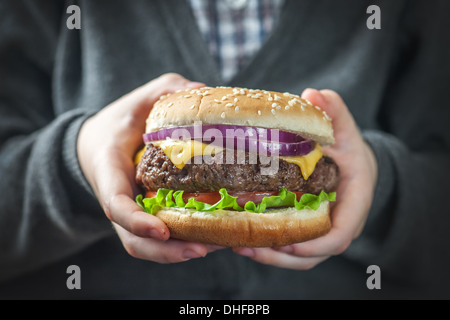 Cheeseburger auf Hand hautnah Stockfoto