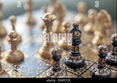 zwei Pferde am Schachbrett closeup Stockfoto