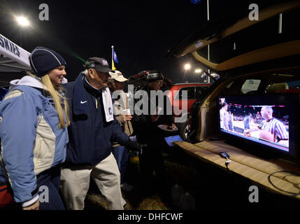 East Hartford, CT, USA. 8. November 2013. Freitag, 8. November 2013: Husky Fans Heckklappe und beobachten die UConn Basketball-Spiel auf ESPN vor dem Start der NCAA Football-Spiel zwischen Louisville und Connecticut bei Rentschler Field in East Hartford, CT. Bill Shettle / Cal Sport Media/Alamy Live News Stockfoto