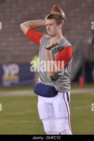 East Hartford, CT, USA. 8. November 2013. Freitag, 8. November 2013: UConn Quarterback Tim Boyle wärmt-Up vor dem Start der NCAA Football-Spiel zwischen Louisville und Connecticut bei Rentschler Field in East Hartford, CT. Bill Shettle / Cal Sport Media/Alamy Live News Stockfoto