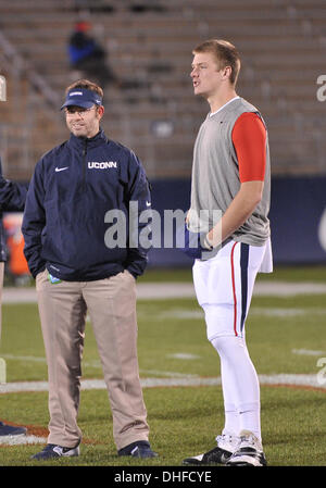 East Hartford, CT, USA. 8. November 2013. Freitag, 8. November 2013: UConn Quarterback Tim Boyle spricht mit Quarterbacks coach Shane Day vor dem Start der NCAA Football-Spiel zwischen Louisville und Connecticut bei Rentschler Field in East Hartford, CT. Bill Shettle / Cal Sport Media/Alamy Live News Stockfoto