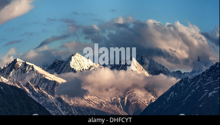 Rosa Schönheit Sonnenuntergang am Himalaya Gebirge Stockfoto