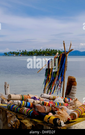 Auswahl an traditionellen wulstige Bein Ornament, die von den meisten Frauen getragen in der "Comarca" (Region) der Guna Yala Eingeborenen als Kuna im Archipel von San Blas Blas Inseln im Nordosten von Panama mit Blick auf das Karibische Meer bekannt. Stockfoto