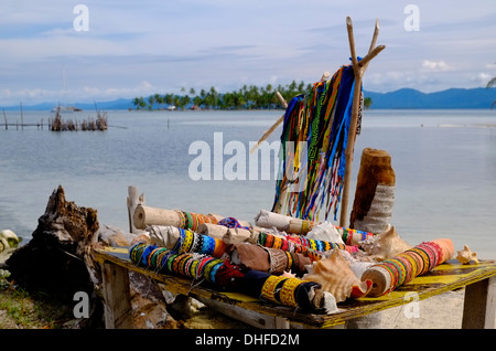 Auswahl an traditionellen wulstige Bein Ornament, die von den meisten Frauen getragen in der "Comarca" (Region) der Guna Yala Eingeborenen als Kuna im Archipel von San Blas Blas Inseln im Nordosten von Panama mit Blick auf das Karibische Meer bekannt. Stockfoto