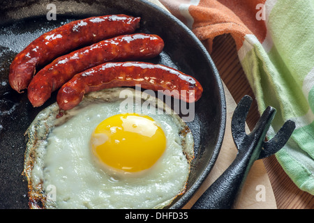 Frühstück mit Eiern und Wurst Stockfoto