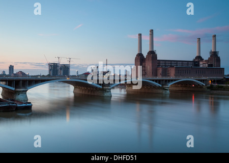 Morgendämmerung am Battersea Power Station und Eisenbahnbrücke, London, England. Stockfoto