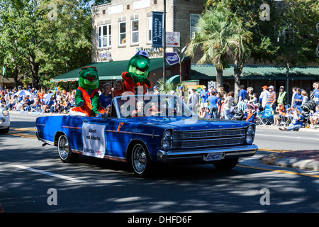 Albert und Alberta, die UF Gators Maskottchen Reiten mit Kindern an der University of Florida Homecoming Parade 2013. USA Stockfoto