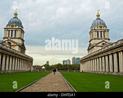 Das Old Royal Naval College zeigt die Kapelle in Queen Mary Gericht (rechts) und der Painted Hall in King William Court (links) Stockfoto