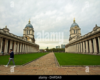 Das Old Royal Naval College zeigt die Kapelle in Queen Mary Gericht (rechts) und der Painted Hall in King William Court (links) Stockfoto