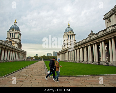 Das Old Royal Naval College zeigt die Kapelle in Queen Mary Gericht (rechts) und der Painted Hall in King William Court (links) Stockfoto