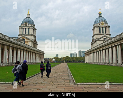 Das Old Royal Naval College zeigt die Kapelle in Queen Mary Gericht (rechts) und der Painted Hall in King William Court (links) Stockfoto