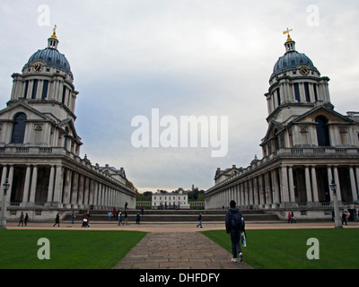 Das Old Royal Naval College zeigt die Kapelle in Queen Mary Gericht (links) und der Painted Hall in King William Court (rechts) Stockfoto