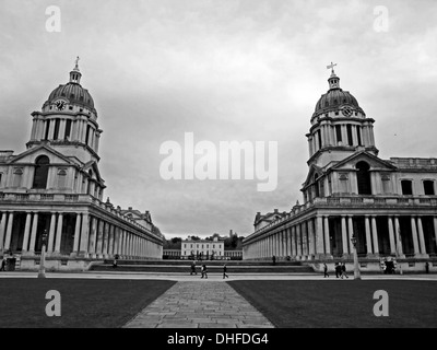 Das Old Royal Naval College zeigt die Kapelle in Queen Mary Gericht (links) und der Painted Hall in King William Court (rechts) Stockfoto