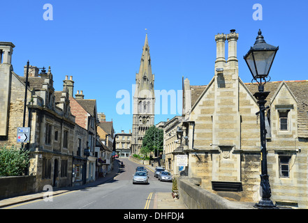 St. Marien-Kirche und St. Marien Hill von der Stadtbrücke, Stamford, Lincolnshire, England, Vereinigtes Königreich Stockfoto