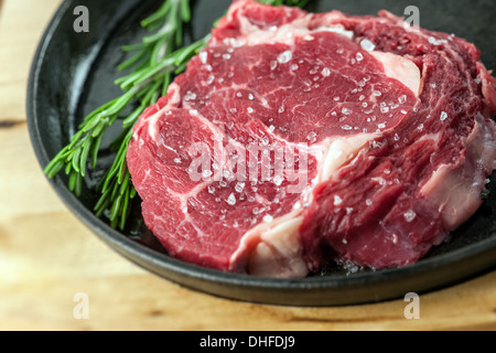 Stück Rindfleisch in Pfanne Stockfoto