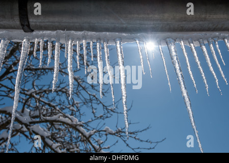 Eiszapfen am blauen Himmelshintergrund Stockfoto