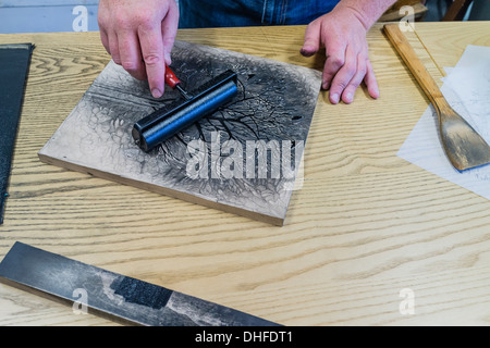 Künstler Graham Blair, Holzschnitt Grafiker in seinem Atelier in Quidi Vidi in St. Johns, Neufundland. Stockfoto