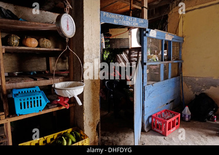 Ein Lebensmittelgeschäft in Carti Sugtupu Island Village durch Guna Eingeborenen als Kuna in der "Comarca" (Region) der Guna Yala im Archipel von San Blas Blas Inseln im Nordosten von Panama mit Blick auf das Karibische Meer bekannt gegeben. Stockfoto