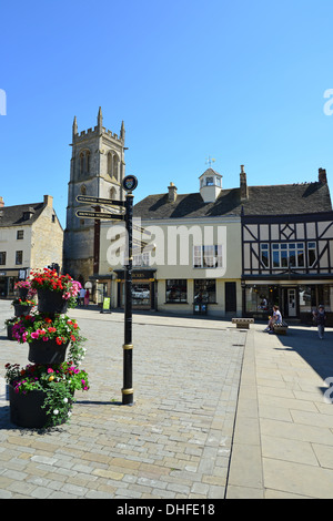 Red Lion Square zeigt Str. Marys Kirche, Stamford, Lincolnshire, England, Vereinigtes Königreich Stockfoto