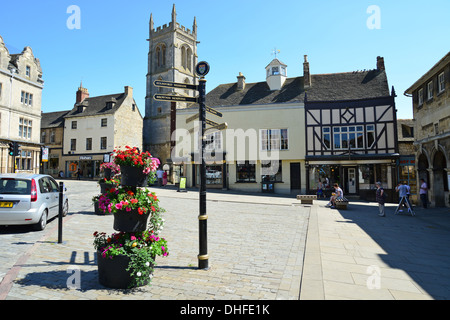 Red Lion Square zeigt Str. Marys Kirche, Stamford, Lincolnshire, England, Vereinigtes Königreich Stockfoto