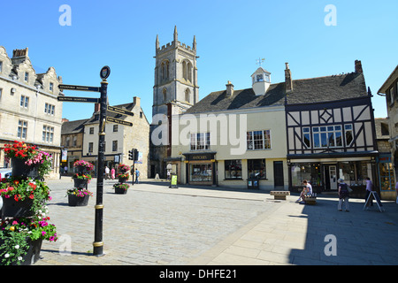 Red Lion Square zeigt Str. Marys Kirche, Stamford, Lincolnshire, England, Vereinigtes Königreich Stockfoto