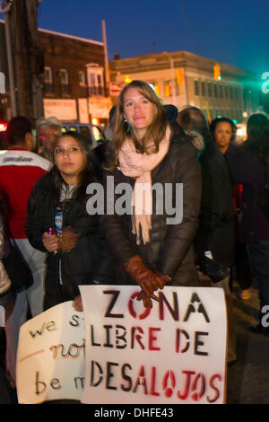 Detroit, Michigan - Nachbarn Marsch durch Südwesten Detroit, den Versuch, die Hernandez-Familie durch die Bundesregierung Fannie Mae Hypothekenbank vertreiben zu protestieren. Die Familie fiel hinter seinen Zahlungsverpflichtungen nach Ludim Hernandez aus seinem Bau Job entlassen wurde. © Jim West/Alamy Live-Nachrichten Stockfoto