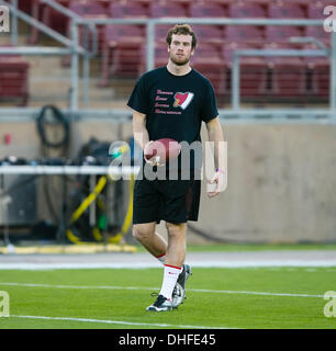 Palo Alto, CA, USA. 7. November 2013. Stanford Cardinal Quarterback Kevin Hogan (8) erwärmt sich vor dem NCAA Football-Spiel zwischen der Stanford Cardinal und die Oregon Ducks im Stanford Stadium in Palo Alto, CA. Stanford besiegt Oregon 26-20. Damon Tarver/Cal-Sport-Medien-Credit: Cal Sport Media/Alamy Live-Nachrichten Stockfoto