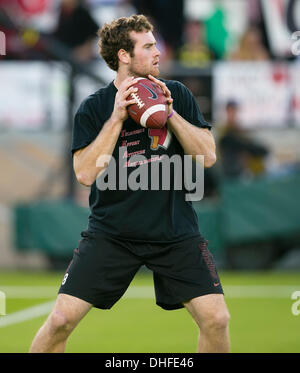 Palo Alto, CA, USA. 7. November 2013. Stanford Cardinal Quarterback Kevin Hogan (8) erwärmt sich vor dem NCAA Football-Spiel zwischen der Stanford Cardinal und die Oregon Ducks im Stanford Stadium in Palo Alto, CA. Stanford besiegt Oregon 26-20. Damon Tarver/Cal-Sport-Medien-Credit: Cal Sport Media/Alamy Live-Nachrichten Stockfoto