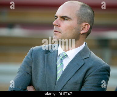 Palo Alto, CA, USA. 7. November 2013. Oregon Ducks Kopf Trainer Mark Helfrich vor dem NCAA Football-Spiel zwischen der Stanford Cardinal und die Oregon Ducks im Stanford Stadium in Palo Alto, CA. Stanford besiegt Oregon 26-20. Damon Tarver/Cal-Sport-Medien-Credit: Cal Sport Media/Alamy Live-Nachrichten Stockfoto