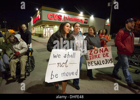 Detroit, Michigan - Nachbarn Marsch durch Südwesten Detroit, den Versuch, die Hernandez-Familie durch die Bundesregierung Fannie Mae Hypothekenbank vertreiben zu protestieren. Die Familie fiel hinter seinen Zahlungsverpflichtungen nach Ludim Hernandez aus seinem Bau Job entlassen wurde. © Jim West/Alamy Live-Nachrichten Stockfoto