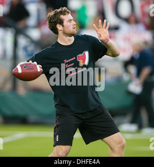 Palo Alto, CA, USA. 7. November 2013. Stanford Cardinal Quarterback Kevin Hogan (8) erwärmt sich vor dem NCAA Football-Spiel zwischen der Stanford Cardinal und die Oregon Ducks im Stanford Stadium in Palo Alto, CA. Stanford besiegt Oregon 26-20. Damon Tarver/Cal-Sport-Medien-Credit: Cal Sport Media/Alamy Live-Nachrichten Stockfoto