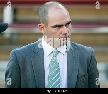 Palo Alto, CA, USA. 7. November 2013. Oregon Ducks Kopf Trainer Mark Helfrich vor dem NCAA Football-Spiel zwischen der Stanford Cardinal und die Oregon Ducks im Stanford Stadium in Palo Alto, CA. Stanford besiegt Oregon 26-20. Damon Tarver/Cal-Sport-Medien-Credit: Cal Sport Media/Alamy Live-Nachrichten Stockfoto