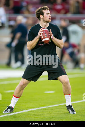 Palo Alto, CA, USA. 7. November 2013. Stanford Cardinal Quarterback Kevin Hogan (8) erwärmt sich vor dem NCAA Football-Spiel zwischen der Stanford Cardinal und die Oregon Ducks im Stanford Stadium in Palo Alto, CA. Stanford besiegt Oregon 26-20. Damon Tarver/Cal-Sport-Medien-Credit: Cal Sport Media/Alamy Live-Nachrichten Stockfoto