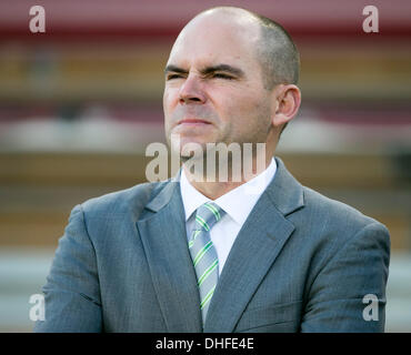 Palo Alto, CA, USA. 7. November 2013. Oregon Ducks Kopf Trainer Mark Helfrich vor dem NCAA Football-Spiel zwischen der Stanford Cardinal und die Oregon Ducks im Stanford Stadium in Palo Alto, CA. Stanford besiegt Oregon 26-20. Damon Tarver/Cal-Sport-Medien-Credit: Cal Sport Media/Alamy Live-Nachrichten Stockfoto