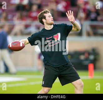 Palo Alto, CA, USA. 7. November 2013. Stanford Cardinal Quarterback Kevin Hogan (8) erwärmt sich vor dem NCAA Football-Spiel zwischen der Stanford Cardinal und die Oregon Ducks im Stanford Stadium in Palo Alto, CA. Stanford besiegt Oregon 26-20. Damon Tarver/Cal-Sport-Medien-Credit: Cal Sport Media/Alamy Live-Nachrichten Stockfoto