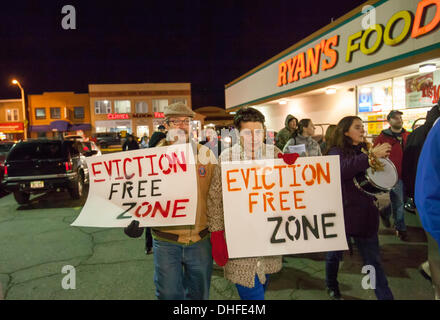 Detroit, Michigan - Nachbarn Marsch durch Südwesten Detroit, den Versuch, die Hernandez-Familie durch die Bundesregierung Fannie Mae Hypothekenbank vertreiben zu protestieren. Die Familie fiel hinter seinen Zahlungsverpflichtungen nach Ludim Hernandez aus seinem Bau Job entlassen wurde. © Jim West/Alamy Live-Nachrichten Stockfoto