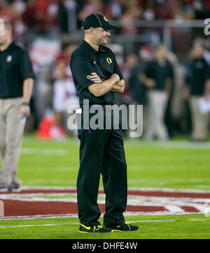 Palo Alto, CA, USA. 7. November 2013. Oregon Ducks Kopf Trainer Mark Helfrich vor dem NCAA Football-Spiel zwischen der Stanford Cardinal und die Oregon Ducks im Stanford Stadium in Palo Alto, CA. Stanford besiegt Oregon 26-20. Damon Tarver/Cal-Sport-Medien-Credit: Cal Sport Media/Alamy Live-Nachrichten Stockfoto