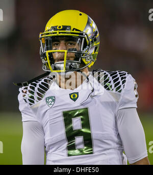 Palo Alto, CA, USA. 7. November 2013. Oregon Ducks Quarterback Marcus Mariota (8) erwärmt sich vor dem NCAA Football-Spiel zwischen der Stanford Cardinal und die Oregon Ducks im Stanford Stadium in Palo Alto, CA. Stanford besiegt Oregon 26-20. Damon Tarver/Cal-Sport-Medien-Credit: Cal Sport Media/Alamy Live-Nachrichten Stockfoto