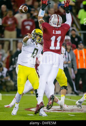 Palo Alto, CA, USA. 7. November 2013. Oregon Ducks Quarterback Marcus Mariota (8) in Aktion während der NCAA Football-Spiel zwischen der Stanford Cardinal und die Oregon Ducks im Stanford Stadium in Palo Alto, CA. Stanford besiegte Oregon 26-20. Damon Tarver/Cal-Sport-Medien-Credit: Cal Sport Media/Alamy Live-Nachrichten Stockfoto