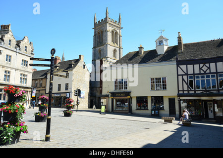 Red Lion Square zeigt Str. Marys Kirche, Stamford, Lincolnshire, England, Vereinigtes Königreich Stockfoto