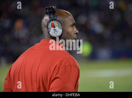 East Hartford, CT, USA. 8. November 2013. Freitag, 8. November 2013: Louisville Cardinals Cheftrainer Charlie Strong auf von der Seitenlinie in der 1. Hälfte des NCAA Football Spiel zwischen Louisville und Connecticut bei Rentschler Field in East Hartford, CT. Bill Shettle blickt / Cal Sport Media/Alamy Live News Stockfoto