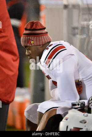 East Hartford, CT, USA. 8. November 2013. Freitag, 8. November 2013: Louisville Cardinals quarterback Teddy Bridgewater (5) sitzt an der Seitenlinie warm zu halten, während der 1. Hälfte des NCAA Football Spiel zwischen Louisville und Connecticut bei Rentschler Field in East Hartford, CT. Bill Shettle / Cal Sport Media/Alamy Live News Stockfoto