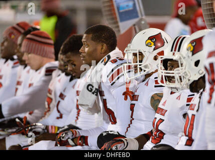 East Hartford, CT, USA. 8. November 2013. Freitag, 8. November 2013: Louisville Spieler versuchen, in der 1. Hälfte des NCAA Football Spiel zwischen Louisville und Connecticut bei Rentschler Field in East Hartford, CT. Bill Shettle warm auf der Bank bleiben / Cal Sport Media/Alamy Live News Stockfoto