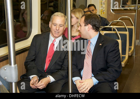 DNC-Vorsitzenden Howard Dean reitet die blauen Linie CTA u-Bahn in Chicago. Oktober 2005. Stockfoto