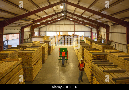 REIHEN VON HOLZ PALETTEN LAGER WINDRIVER WOODWORKS HOLZPLATZ JEFFERSON COUNTY PENNSYLVANIA USA Stockfoto