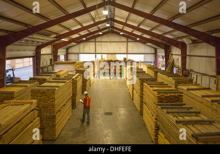 REIHEN VON HOLZ PALETTEN LAGER WINDRIVER WOODWORKS HOLZPLATZ JEFFERSON COUNTY PENNSYLVANIA USA Stockfoto