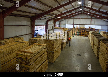 REIHEN VON HOLZ PALETTEN LAGER WINDRIVER WOODWORKS HOLZPLATZ JEFFERSON COUNTY PENNSYLVANIA USA Stockfoto