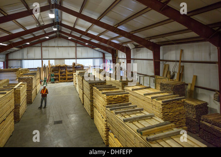 REIHEN VON HOLZ PALETTEN LAGER WINDRIVER WOODWORKS HOLZPLATZ JEFFERSON COUNTY PENNSYLVANIA USA Stockfoto