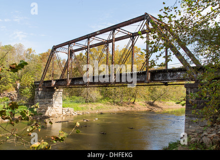 Dieses alte, unbenutzte Railroad Trestle überquert den Valley River in North Carolina. Stockfoto