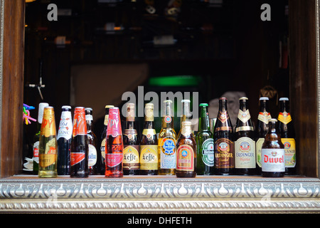 Bierflaschen auf der Fensterbank Stockfoto